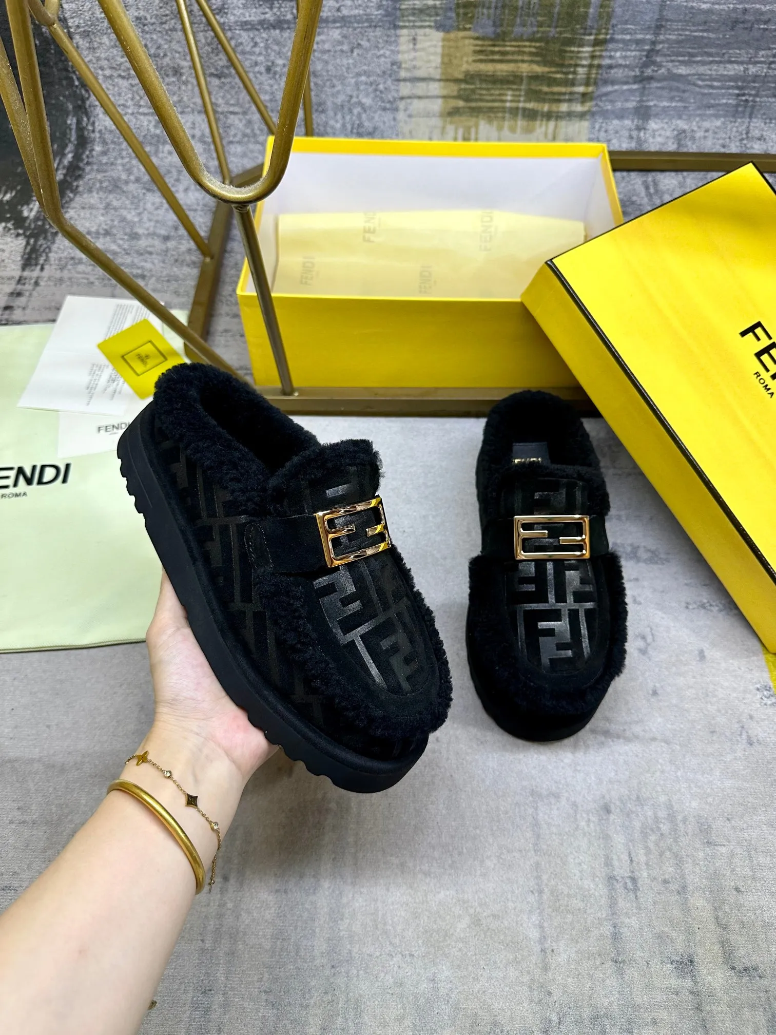 p560🐮🐮FENDI’s latest casual round toe flat half slippers. Made of black suede material and decorated with a tonal embossed FF pattern. Tonal shearling lining and trim. Decorated with Baguette hardware in gold-finish metal. Thick black non-slip sole with contrasting inlay and FENDI lettering on the heel. Women’s sizes 35-40, men’s sizes 39-45